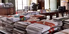 സ്ഥലകാല ബോധം പോയോ? അഭിപ്രായഭിന്നതകൾ കൊണ്ടെത്തിച്ചത് കയ്യാങ്കളിയിലേക്ക്; രണ്ട് വില്ലേജ് അസിസ്റ്റന്റുമാര്‍ക്ക് സ്ഥലംമാറ്റം  