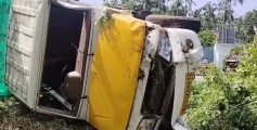 ഇരിട്ടിയിൽ ലോറി നിയന്ത്രണം വിട്ട് മറിഞ്ഞ് ഡ്രൈവര്‍ക്ക് പരിക്ക്