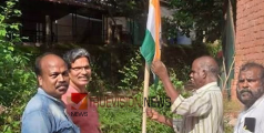 ഭാരതാംബ ചിത്രവിവാദം; തോടന്നൂരിൽ ദേശീയപതാക ഉയര്‍ത്തി പ്രതിഷേധിച്ച് സിപിഐ