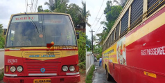 'മതിലിനത്ര ബലം പോരാ'; ദിശാബോർഡ് നോക്കി ഇടവഴിയിൽ കുടുങ്ങി കെ എസ് ആർ ടി സി, പുറത്തിറക്കാനായി മതില്‍ പൊളിച്ച്  ഡ്രൈവർ; നഷ്ടം പതിനായിരം