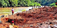 ഒഴുക്ക് കുറഞ്ഞു;  താവോട്ടു മുക്ക് പുഴയിലെ ഒഴുകിപ്പോയ കുടിവെള്ളപൈപ്പ് പുനഃസ്ഥാപിക്കാന്‍ നടപടി തുടങ്ങി