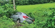 കാർ പാടത്തേക്ക് മറിഞ്ഞു   