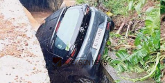കോഴിക്കോട്ട് കാര്‍ നിയന്ത്രണംവിട്ട് റോഡരികിലെ തോട്ടിലേക്ക് മറിഞ്ഞു