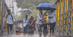 കലിതുള്ളി പെരുമഴ, അഞ്ച് ജില്ലകളിൽ റെഡ് അലർട്ട്; പതിനൊന്ന് ജില്ലകളിലെ വിദ്യാഭ്യാസ സ്ഥാപനങ്ങൾക്ക് അവധി