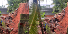 കനത്ത മഴ; ബഡ്‌സ് സ്കൂൾ കെട്ടിടത്തിനു മുകളിലേക്ക് മതിൽ ഇടിഞ്ഞു വീണു