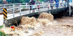 ഗതാഗതം നിരോധിച്ചു; വായാട് പാലത്തിന്റെ അനുബന്ധ റോഡ് തകര്‍ന്നു