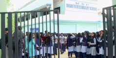 ഞങ്ങളോട് എന്തും ആവാം എന്നാണോ....? അധ്യാപികയുടെ കാർ വിദ്യാർത്ഥിനിയെ ഇടിച്ചു; ​ഗുരുതര പരിക്ക്,  സ്കൂളിൽ വിദ്യാർത്ഥി പ്രതിഷേധം