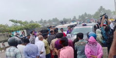 കോഴിക്കോട് ബീച്ചിലെ തട്ടുകടകൾ ലോറിയിൽ കയറ്റി കൊണ്ടുപോയി; പ്രതിഷേധം ശക്തമായതോടെ തിരിച്ച് നൽകുമെന്ന് അധകൃതർ