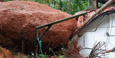 ശക്തമായ മണ്ണിടിച്ചിൽ; കോഴിക്കോട് ഉള്ള്യേരിയിൽ കെട്ടിടത്തിന് മുകളിലേക്ക് കൂറ്റന്‍ പാറക്കല്ല് അട‍ർന്നു വീണു