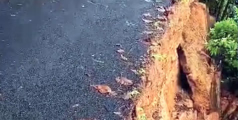 റോഡിന്റെ വശം ഇടിഞ്ഞ്  ഗതാഗതം തടസ്സപ്പെട്ടു 