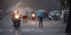 കരുതിയിരുന്നോ...; കേരളത്തിൽ അടുത്ത അഞ്ചു​ ദിവസം ശക്തമായ മഴ തുടരും; വിദ്യാഭ്യാസ സ്ഥാപനങ്ങൾക്ക് നാളെ അവധി   