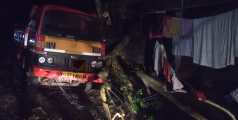കോഴിക്കോട് കടിയങ്ങാട് മരം മുറിഞ്ഞ് വീണ് ടിപ്പർ ലോറി തകർന്നു