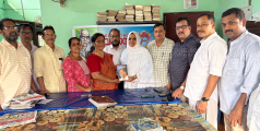 അധ്യാപകനായ പി .എച്ഛ് അബ്ദുള്ളയുടെ ഓര്‍മ പുസ്തകം പബ്ലിക് ലൈബ്രറിയില്‍ കൈമാറി.