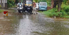 യാത്രക്കാർ ദുരിതത്തിൽ; വെള്ളൂര്‍ കമ്പയില്‍ താഴെ റോഡില്‍ വെള്ളക്കെട്ട് രൂക്ഷം