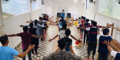 യോഗാദിനാചരണം; 'ഒരു ഭൂമിക്ക് ഒരു ആരോഗ്യത്തിനായുള്ള യോഗ' എന്ന സന്ദേശം പകർന്ന് പ്രണവം അച്ചംവീട് 
