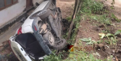 സഹായിക്കാൻ ശ്രമിച്ചതാ...! ഓട്ടോറിക്ഷയില്‍ ഇടിക്കാതിരിക്കാൻ വെട്ടിച്ചു, കാർ നിയന്ത്രണം വിട്ട് കുഴിയിലേക്ക് മറിഞ്ഞ് ആറ് പേർക്ക് പരിക്ക്