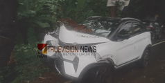 കുറ്റ്യാടി പേരാമ്പ്ര സംസ്ഥാന പാതയിൽ വാഹനാപകടം;  കാർ മരത്തിലിടിച്ച് നാല് പേർക്ക് പരിക്ക്