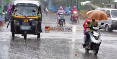 കേരളത്തിൽ പരക്കെ മഴ: അഞ്ച് ജില്ലകളിൽ ഇന്ന് ഓറഞ്ച് അലേർട്ട്, വിദ്യാഭ്യാസ സ്ഥാപനങ്ങൾക്ക്  അവധി