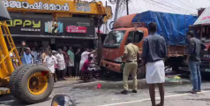  ലോറികൾ തമ്മിൽ കൂട്ടിയിടിച്ച് വഴിയാത്രക്കാരിയായ അമ്മയ്ക്ക് ദാരുണാന്ത്യം; മകൾക്ക് ​ഗുരുതര പരിക്ക്