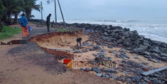 ശക്തമായ കടൽക്ഷോഭം; കുരിയാടിയില്‍ റോഡ് കടലെടുത്തു, കുടിവെള്ള പൈപ്പ് ഒലിച്ചുപോയി