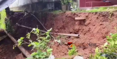 കനത്ത മഴയിൽ സ്കൂൾ മതിൽ തകർന്നു വീണു