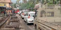 കാനശുചീകരണം: ദേശീയപാതയിൽ  ഗതാഗതസ്തംഭനം രൂക്ഷം   