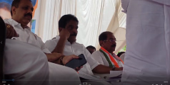 പരിയാരം മെഡിക്കൽ കോളേജ് ആശുപത്രിക്ക് മുൻപിൽ    പ്രതിഷേധധർണയുമായി കോൺഗ്രസ്