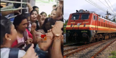  'അമ്പോ ഇതെന്തൊരിടി' മുട്ടിനിടി,മുടി കുത്തിപ്പിടിച്ച് ഇടി; ട്രെയിനിൽ 'തല്ലുമാല' യുമായി യുവതികൾ