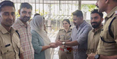 സ്വർണം കണ്ട് കണ്ണ് മഞ്ഞളിപ്പിച്ചില്ല, കോഴിക്കോട് ബാലുശ്ശേരിയിൽ വീണുകിട്ടിയ സ്വർണം പൊലീസിനെ ഏൽപിച്ച് യുവാക്കള്‍, ഉടമയ്‌ക്കു കൈമാറി