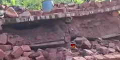 മലപ്പുറത്ത് നിര്‍മാണത്തിലിരുന്ന കമ്മ്യൂണിറ്റി സെന്റര്‍ തകര്‍ന്നു വീണു; തൊഴിലാളികള്‍ ഓടി രക്ഷപ്പെട്ടു, ഒഴിവായത് വൻ അപകടം 