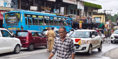 കുണ്ടും കുഴിയും; കല്ലാച്ചിയിൽ എപ്പൊഴും അഴിയാതെ ഗതാഗത കുരുക്ക്