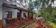കണ്ണൂർ ആഡൂർപാലത്ത് മതിലിടിഞ്ഞ് വീണ് വീട് തകർന്നു.
