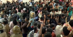 ​ഗവർണർക്കെതിരായ പ്രതിഷേധം; കേരള സർവകലാശാലയിലേക്ക് ഇരച്ചു കയറി SFI