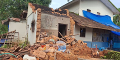 പാനൂർ അണിയാരത്ത് കനത്ത മഴയിൽ വീട് തകർന്നു ; കുട്ടികളടക്കം വീട്ടുകാർ രക്ഷപ്പെട്ടത് തലനാരിഴക്ക്