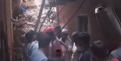 വലിയ ശബ്ദം, ഡൽഹിയിൽ നാലുനില കെട്ടിടം തകര്‍ന്നുവീണ് വന്‍ അപകടം; ഒട്ടേറെപ്പേര്‍ കുടുങ്ങിക്കിടക്കുന്നതായി വിവരം