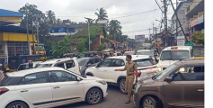 'അതിർത്തി' കാര്യമാക്കാതെ തലശേരിയിൽ  ഗതാഗതക്കുരുക്ക് അഴിച്ച്  ന്യൂമാഹി ഇൻസ്പക്ടർ  ബിനുമോഹൻ ; സമൂഹമാധ്യമങ്ങളിൽ കൈയ്യടി