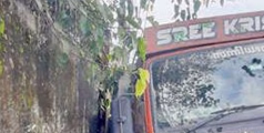 ചോറ്റാനിക്കരയിൽ ലോറി ടയർ താഴ്ന്ന‌് സ്കൂൾ മതിലിലേക്കുചേർന്ന് ചരിഞ്ഞു ; പരിഭ്രാന്തി പരത്തി