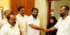 തിരഞ്ഞെടുപ്പിൽ കെട്ടിവയ്ക്കാനുള്ള പണം നൽകിയ  തലശേരിയിലെ സി.ഒ.ടി നസീറിൻ്റെ  ഉമ്മ ആമിന ബീവിയെ സന്ദർശിച്ച് ചാണ്ടി ഉമ്മൻ എം എൽ എ