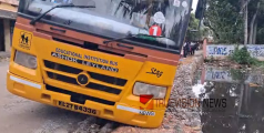 വിദ്യാർത്ഥികളുമായി പോയ സ്കൂൾ ബസ് ചെളിയിൽ താഴ്ന്നു; വൻ അപകടം ഒഴിവായത് തലനാരിഴയ്ക്ക് 