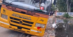  വിദ്യാർത്ഥികളുമായി പോയ സ്കൂൾ ബസ്സ് വെള്ളക്കെട്ടിന് സമീപത്ത് റോഡരികിലെ ചെളിയിൽ താഴ്ന്നു