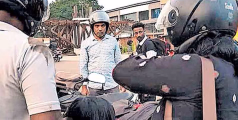  വെള്ളക്കെട്ടിൽ തെന്നി വീണ് ബൈക്ക് യാത്രികരായ ദമ്പതികൾക്കും കുട്ടിക്കും പരുക്കേറ്റു