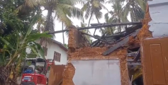 തലശേരിയിൽ തറവാട് വീടിൻ്റെ മേൽക്കൂര തകർന്നു ;  വിളക്ക് കൊളുത്താനെത്തിയ ആൾക്ക് പരിക്ക്