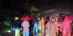  രാത്രിയിലും കർമ്മനിരതരായി അഗ്നി രക്ഷാസേന :  ശ്രീകണ്ടാപുരത്ത് കാറ്റിൽ വീണ കൂറ്റൻ മരം മണിക്കൂറുകൾക്കുള്ളിൽ  മുറിച്ചുമാറ്റി