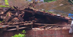 മരം കടപുഴകി വീണ് പയ്യന്നൂരിൽ വീടിന്റെ മേല്‍ക്കൂര തകര്‍ന്നു