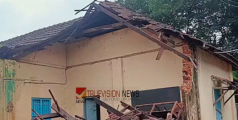  പത്തനംതിട്ട കടമ്മനിട്ടയിൽ സ്കൂൾ കെട്ടിടം തകർന്ന് വീണു