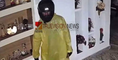 ദൃശ്യം സിസിടിവിയിൽ; ഒഞ്ചിയത്ത് രണ്ട് വീടുകളിൽ കവർച്ച, മോഷ്ടാക്കളെത്തിയത് വാക്കത്തിയുമായി 
