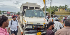 നിയന്ത്രണം വിട്ട പാർസൽ മിനി ലോറി നിർത്തിയിട്ട സ്കൂട്ടറിൽ ഇടിച്ച് അപകടം; ഗുരുതരമായി പരിക്കേറ്റ രണ്ട് പേർ മരിച്ചു 