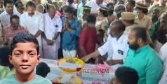 ഓടിക്കളിച്ച സ്കൂളിൽ നിശ്ചലനായി അവനെത്തി, കണ്ണീർ കടലായി തേവലക്കര; മിഥുനിന്റെ മൃതദേഹം സ്കൂളിൽ പൊതുദർശനത്തിന് വെച്ചു