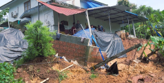 കനത്ത മഴയിൽ വീടുകളുടെ സംരക്ഷണഭിത്തി ഇടിഞ്ഞു താഴ്ന്നു