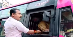 കോഴിക്കോട് കുറ്റ്യാടി റൂട്ടിലെ സ്വകാര്യബസിന്റെ മരണപ്പാച്ചിൽ; പേരാമ്പ്രയിൽ ബസ് സർവീസ് തടഞ്ഞ് യൂത്ത് കോൺഗ്രസ് പ്രവർത്തകർ